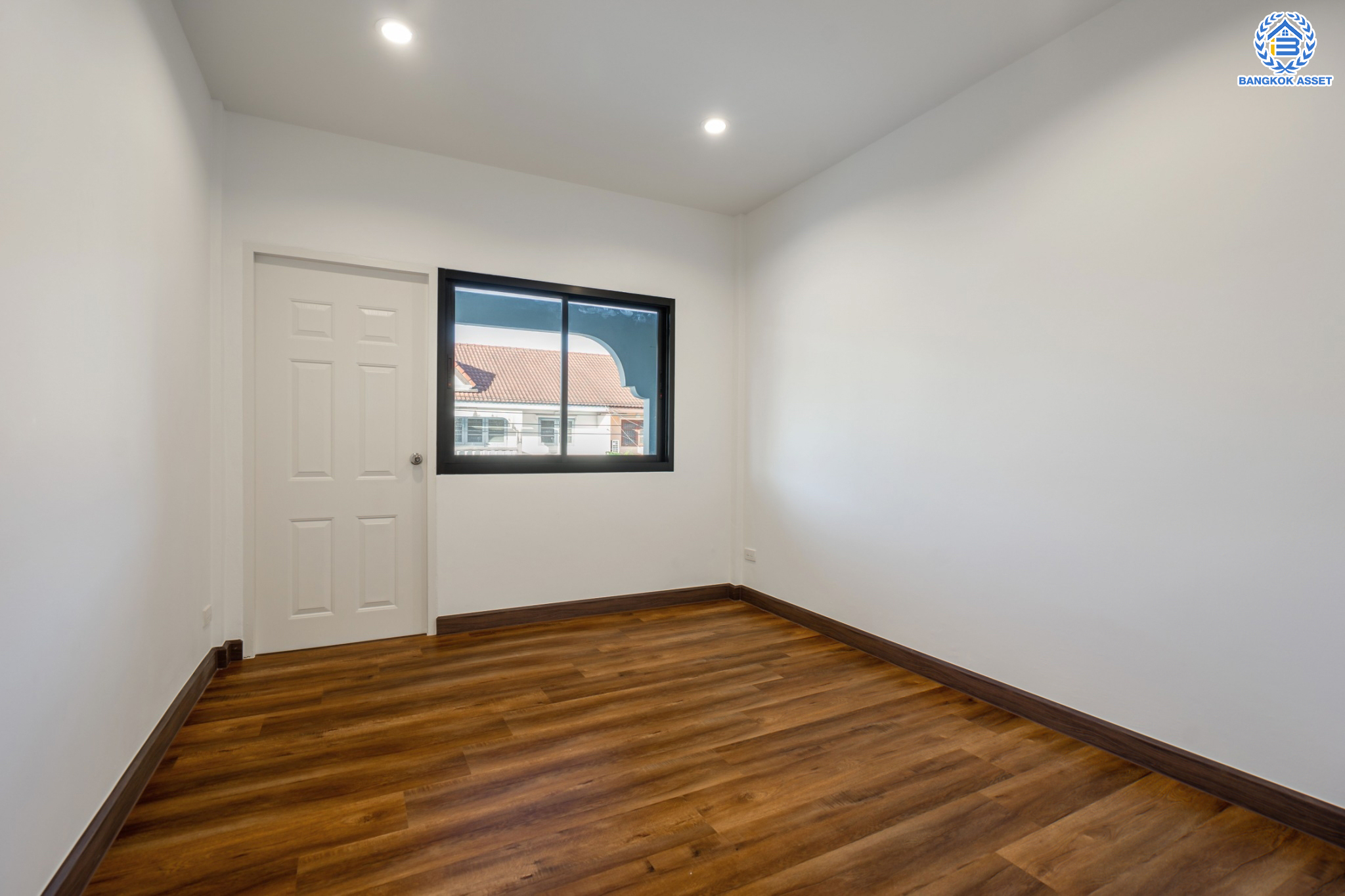 บ้านมือสองตกแต่งใหม่ ม.ซื่อตรง รัตนาธิเบศร์ หลังมุม หน้าโครงการติดรถไฟฟ้า "สถานีไทรม้า"!! เนื้อที่ 34 ตร.ว. ฟังก์ชัน 3 ห้องนอน 3 ห้องน้ำ 1 ห้องอเนกประสงค์ 1 ที่จอดรถ เชื่อมต่อได้หลายเส้นทาง ใกล้ เซ็นทรัลรัตนาธิเบศร์ และทางด่วน "งามวงศ์วาน"